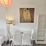 Апартаменты Creative Quarter Living 1br Flat At Paintworks Бристоль