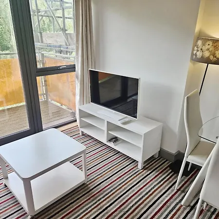 Апартаменти Creative Quarter Living 1br Flat At Paintworks *